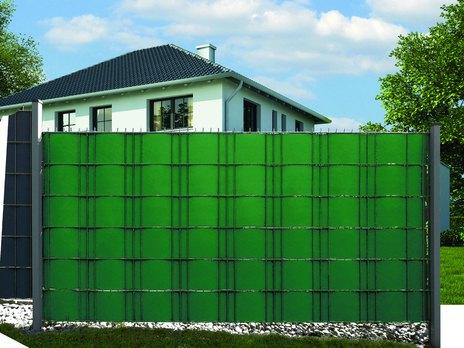 Grauer Sichtschutzstreifen als ruhiger Kontrast zu einer hellen Fassade.