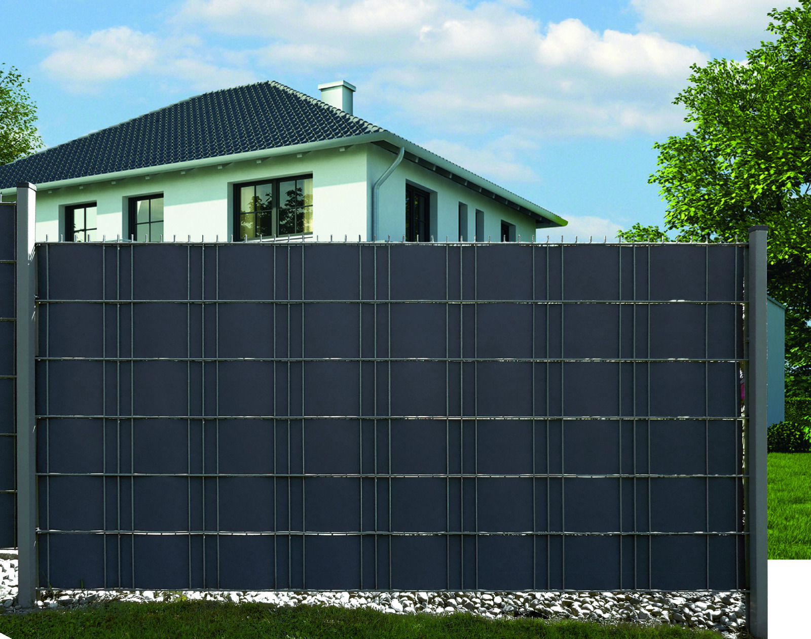 Vollständig blickdichte Ausführung entlang der Terrassenseite.